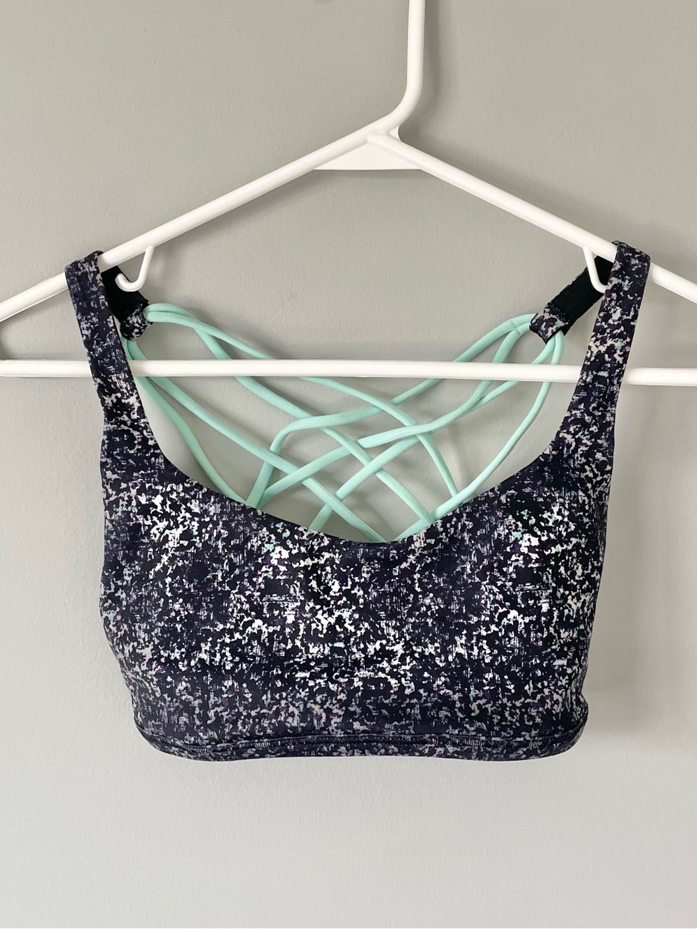 Lululemon Free to Be Bra Wild Strappy Back Floral White Black Yoga Women’s 6